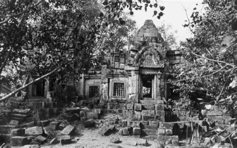 The Decline of the Khmer Empire; A Dramatic Fall From Grace Amidst Shifting Political Sands and Environmental Catastrophes